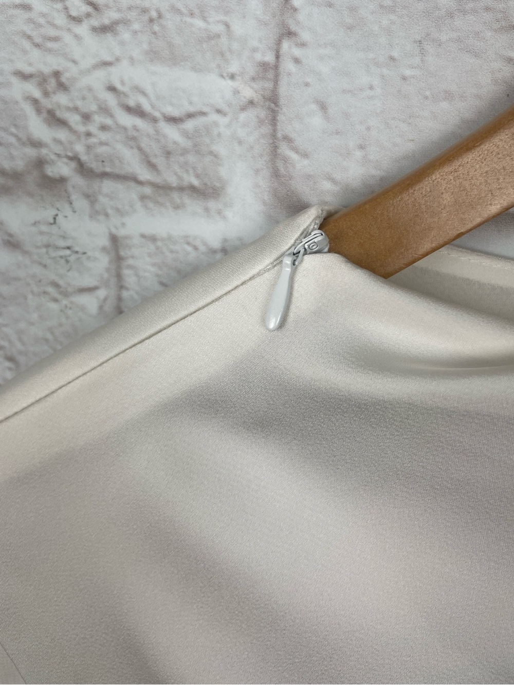 Donna Karan Sleeveless Draped Mockneck White Satin White Cream Blouse Size M - Picture 5 of 8